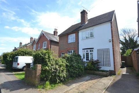 2 bedroom semi-detached house to rent, Church Road, Horley