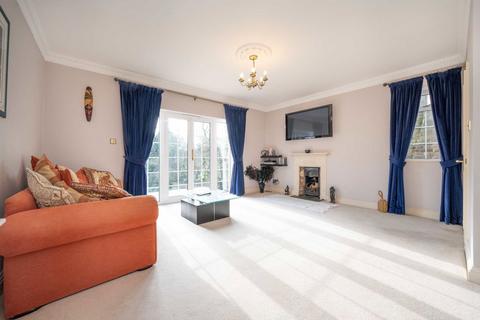 2 bedroom flat for sale, Marchwood Crescent, London W5