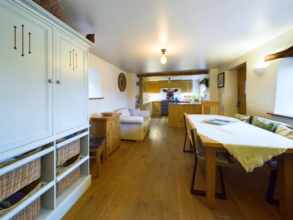 Open plan kitchen/dining room
