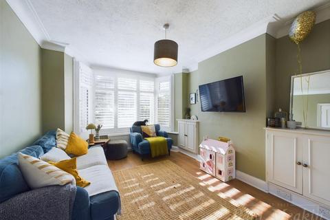 25 Derwent Drive, Purley, CR8 1ER