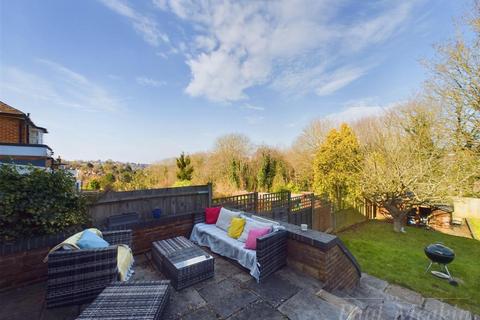 25 Derwent Drive, Purley, CR8 1ER