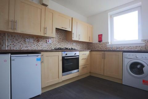 3 bedroom flat to rent, Broomhouse Medway, Broomhouse, Edinburgh, EH11