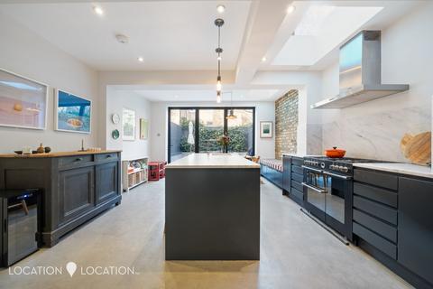 84 Belgrade Road, London, N16 8DJ