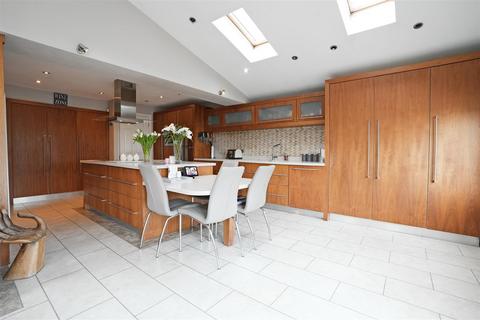 4 bedroom detached house for sale, Holly Bank, Elland