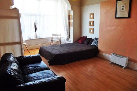 Studio to rent, Hollyshaw Lane, Leeds