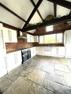 4 bedroom detached bungalow to rent, Richings Way, Iver SL0