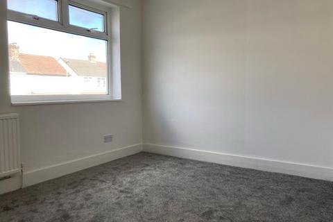 3 bedroom semi-detached house to rent, Western Avenue, Dagenham RM10