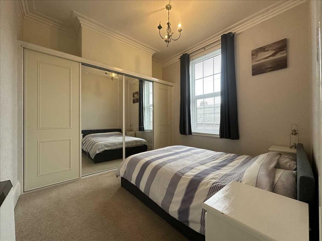 Bedroom (rear)