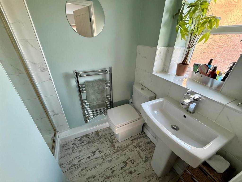 DHR96 En Suite.jpg