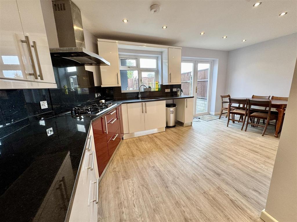 Kitchen / dining room