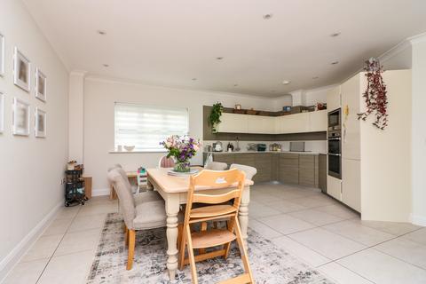 4 bedroom end of terrace house to rent, Mortimer Crescent, King's Park