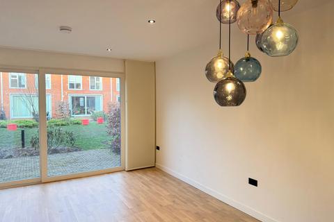 3 bedroom townhouse to rent, South Loop Park, Birmingham B16