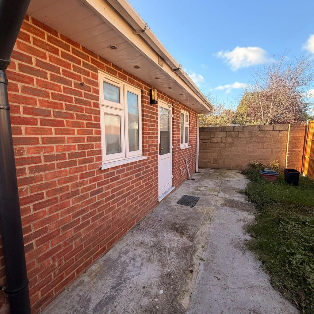 2 bed bungalow to rent in Hounslow