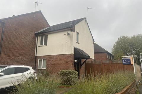 2 bedroom semi-detached house to rent, Berkley Close, Colchester CO4