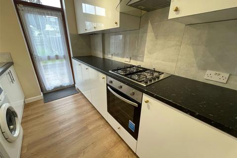 3 bedroom terraced house to rent, Bromley Road, London, SE6