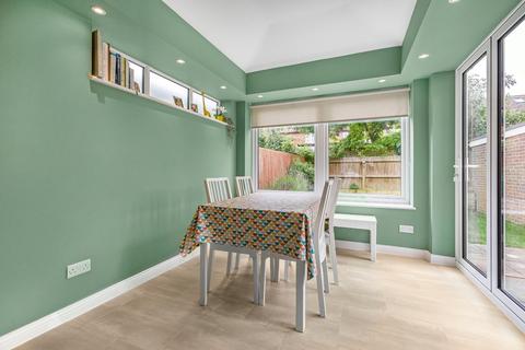 21 Holliers Close, Thame, OX9 2EN