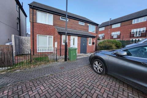 3 bedroom semi-detached house to rent, Pearsons Drive, Seacroft, Leeds, LS14 6FZ