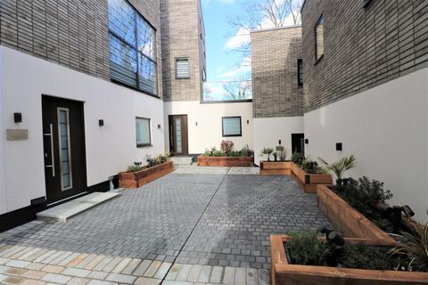 2 bedroom semi-detached house to rent, Forest Gate, London E7