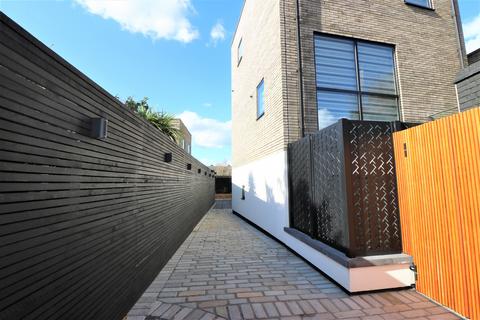 2 bedroom semi-detached house to rent, Forest Gate, London E7