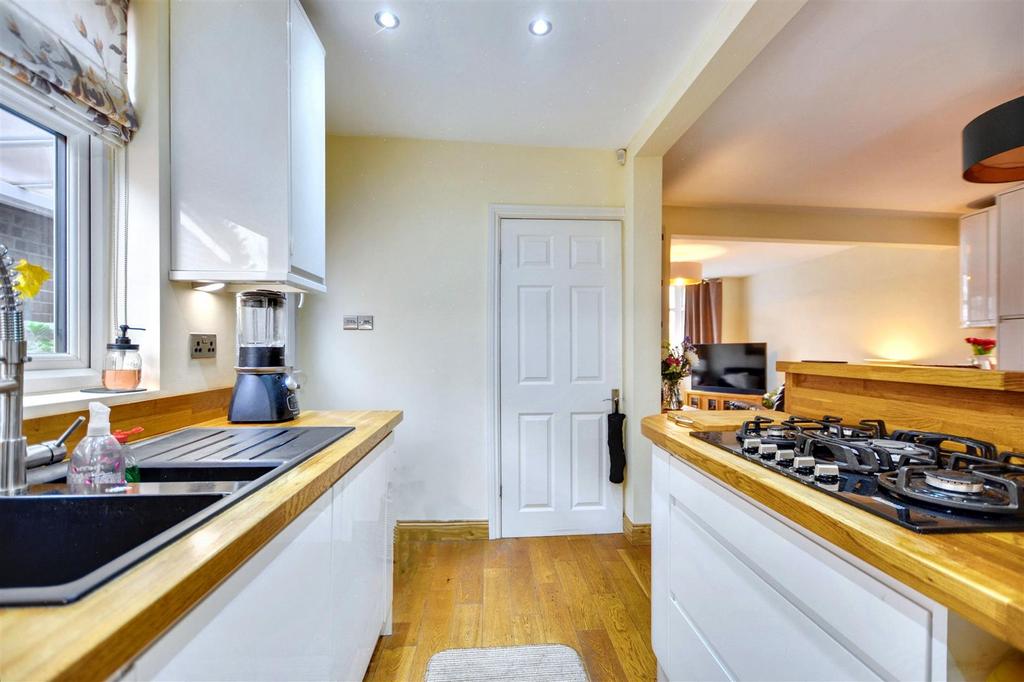 Kitchen 2.jpeg