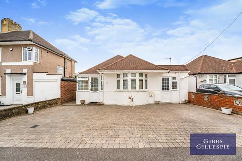 2 bedroom bungalow to rent, Herlwyn Avenue, Ruislip, HA4