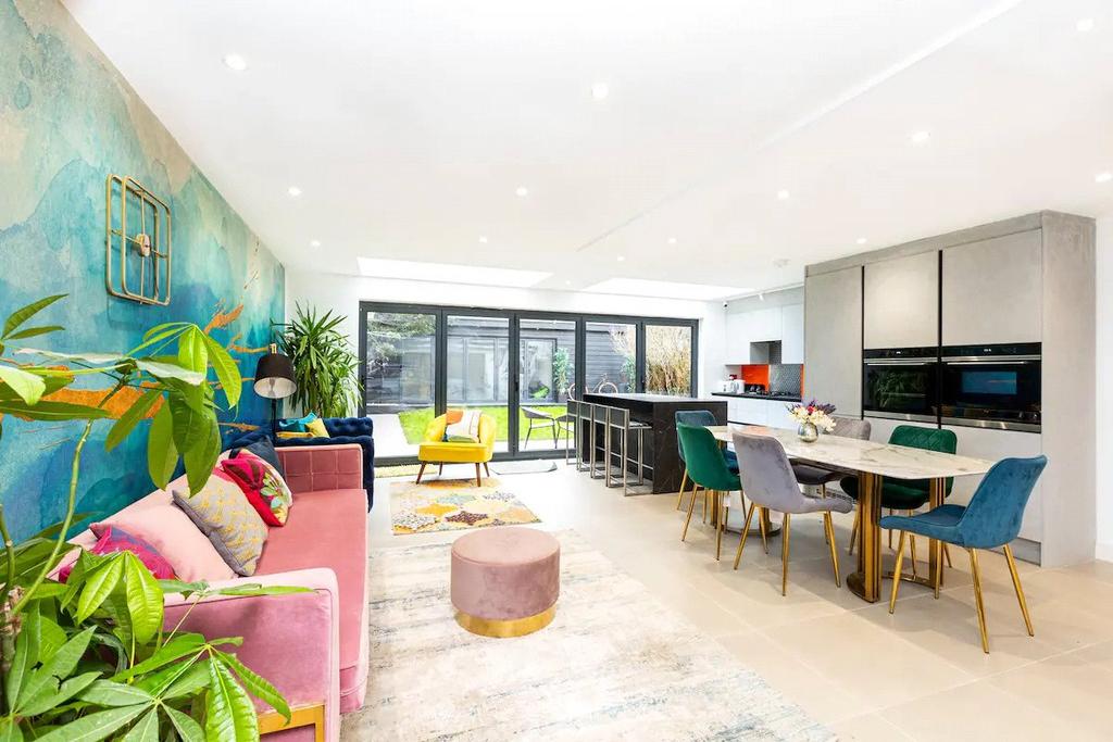 The Vale, London, NW11 3 bed apartment - £750,000