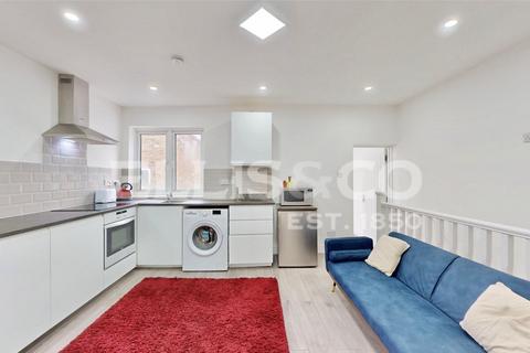 2 bedroom maisonette for sale, Victoria Road, Uxbridge, UB8