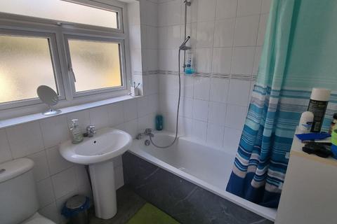 1 bedroom in a house share to rent, Donaldson Road, London