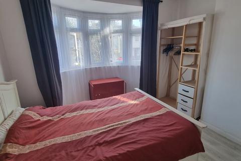 1 bedroom in a house share to rent, Donaldson Road, London