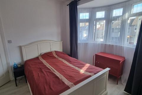 1 bedroom in a house share to rent, Donaldson Road, London