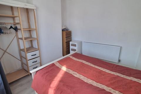 1 bedroom in a house share to rent, Donaldson Road, London