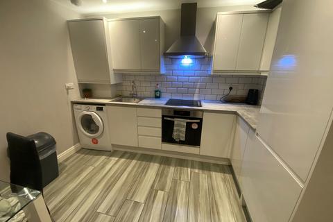 3 bedroom flat to rent, Angles Road, London SW16