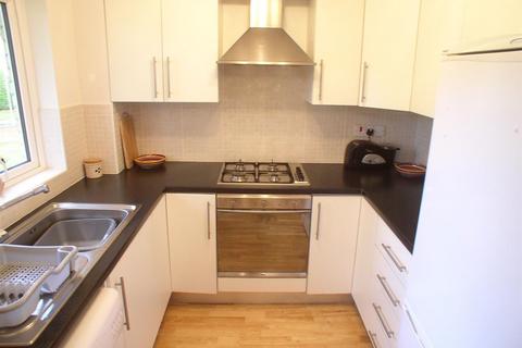 2 bedroom flat to rent, Parry Drive, Weybridge