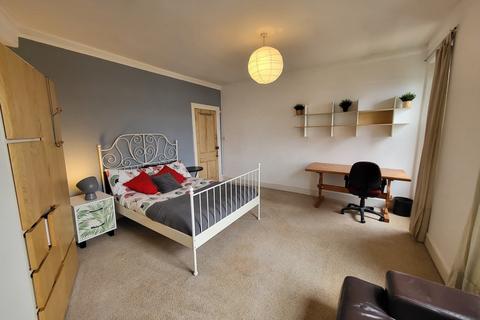 5 bedroom house share to rent, 11 Cheltenham Place