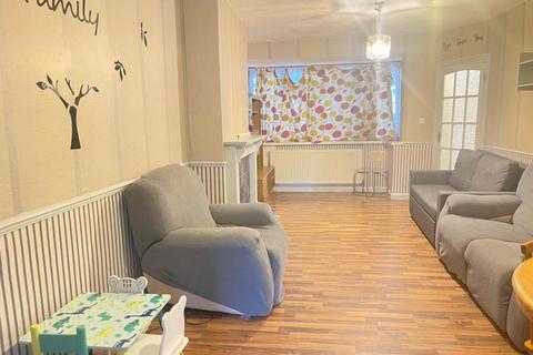 2 bedroom end of terrace house to rent, Woodrow Avenue, Hayes