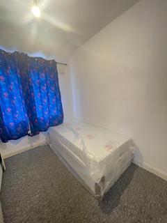 2 bedroom end of terrace house to rent, Woodrow Avenue, Hayes