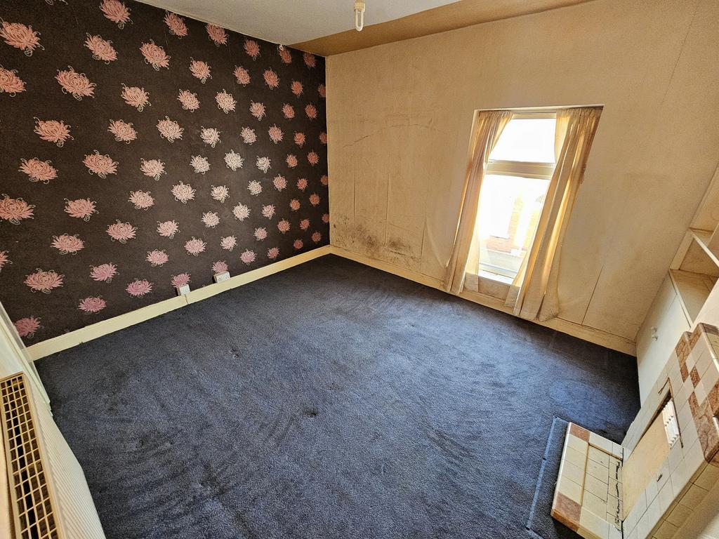 Main Bedroom (Rear0