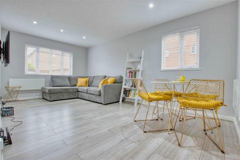 2 bedroom flat for sale, Kensington Way, Borehamwood