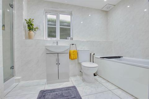 2 bedroom flat for sale, Kensington Way, Borehamwood