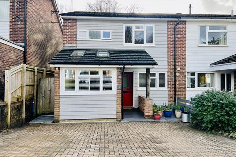 18 Barnmead, Haywards Heath, RH16 1UZ