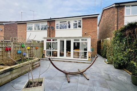 18 Barnmead, Haywards Heath, RH16 1UZ