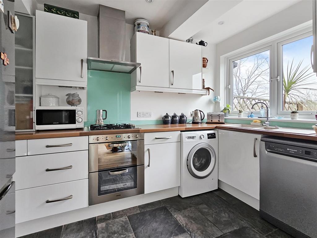 Kitchen 2.jpg