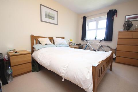 2 bedroom flat to rent, Stoke Road, Guildford