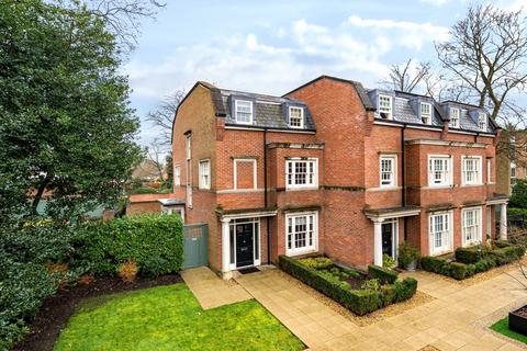 4 bedroom end of terrace house for sale, Warrenhurst Gardens, Weybridge, KT13