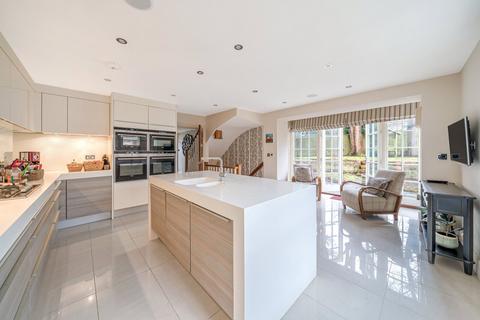 4 bedroom end of terrace house for sale, Warrenhurst Gardens, Weybridge, KT13