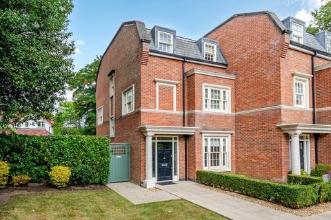 Warrenhurst Gardens, Weybridge, KT13