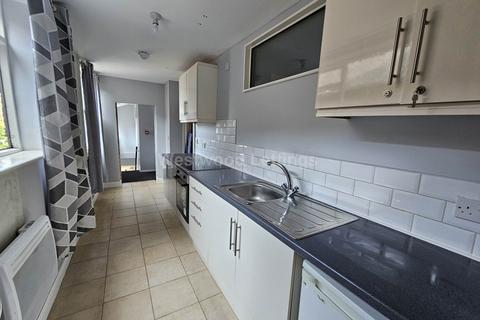 2 bedroom flat to rent, Sheep Market, Leek