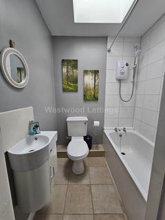 2 bedroom flat to rent, Sheep Market, Leek