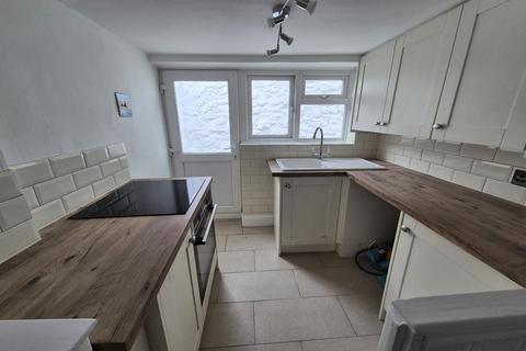 2 bedroom terraced house to rent, West Street, TA18