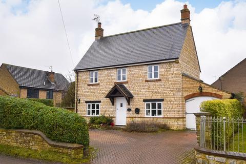 3 bedroom detached house for sale, Milthorpe, Lois Weedon, NN12